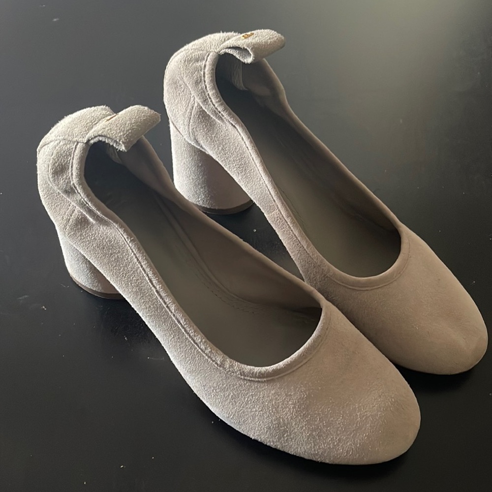Tory brooch pump
